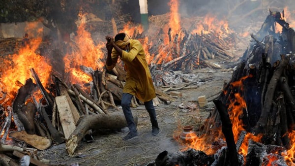 Loạt ảnh thảm cảnh ở Ấn Độ khiến thế giới rùng mình: Người chết nằm la liệt, dàn hỏa thiêu hoạt động hết công suất, phải chặt cây trong công viên để hỏa táng-3