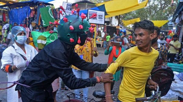 Loạt ảnh thảm cảnh ở Ấn Độ khiến thế giới rùng mình: Người chết nằm la liệt, dàn hỏa thiêu hoạt động hết công suất, phải chặt cây trong công viên để hỏa táng-6