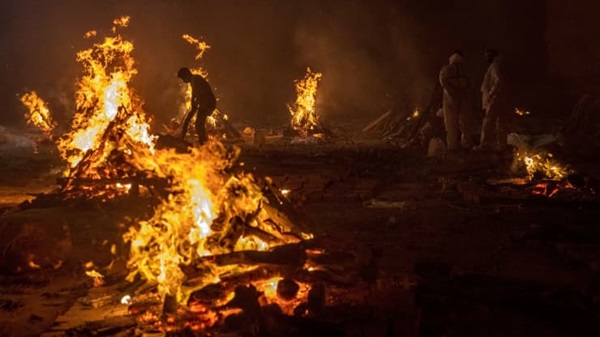 Loạt ảnh thảm cảnh ở Ấn Độ khiến thế giới rùng mình: Người chết nằm la liệt, dàn hỏa thiêu hoạt động hết công suất, phải chặt cây trong công viên để hỏa táng-12