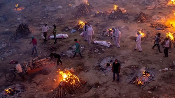 Loạt ảnh thảm cảnh ở Ấn Độ khiến thế giới rùng mình: Người chết nằm la liệt, dàn hỏa thiêu hoạt động hết công suất, phải chặt cây trong công viên để hỏa táng-9