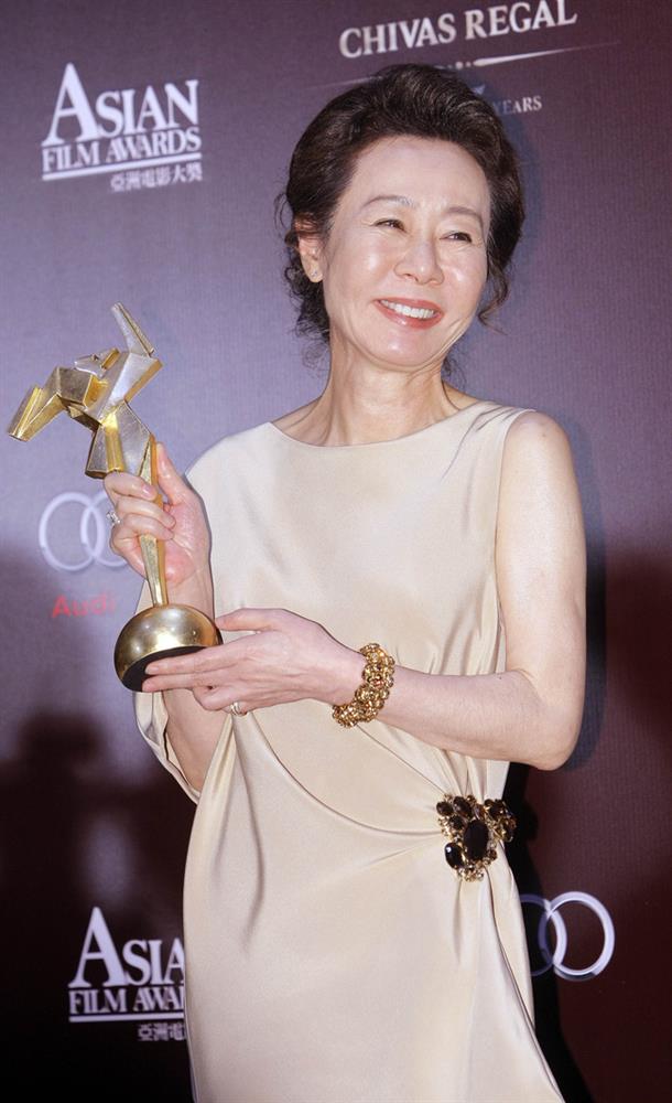 Ngẫm chuyện sao Hàn 73 tuổi đoạt giải Oscar: Cảnh 18+ đo sức hấp dẫn hay lời phát ngôn ngu ngốc của chồng cũ và bài học yêu cho phụ nữ-2