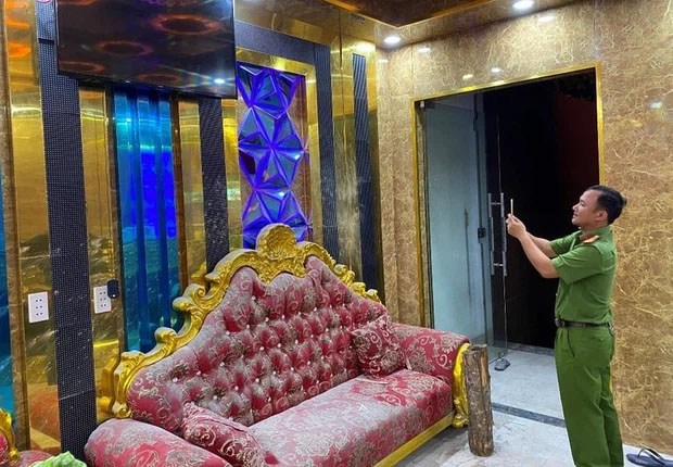 Clip: Rủ nữ nhân viên đi chơi bất thành, nhóm thanh niên đánh người, đập phá quán karaoke-2