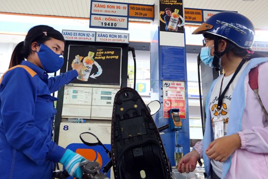 Giá xăng tăng trở lại