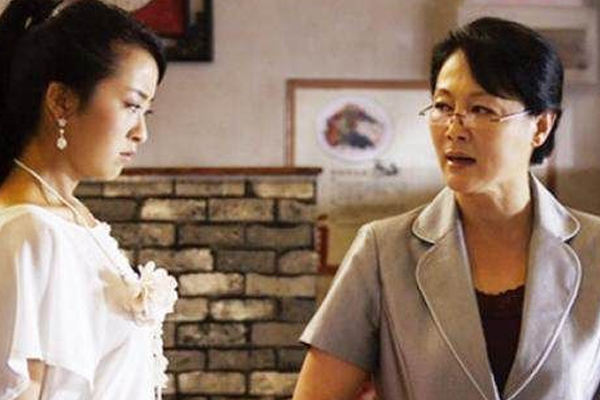 Vừa mua chiếc váy mới thì bị mẹ chồng mắng, tôi uất ức đáp trả: Dù con không đi làm thì con trai mẹ vẫn phải nuôi-1