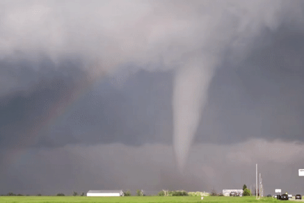 Video: Lốc xoáy làm tốc mái hàng chục nhà Quảng Trị, sập 2 lán trại chống dịch của biên phòng-1