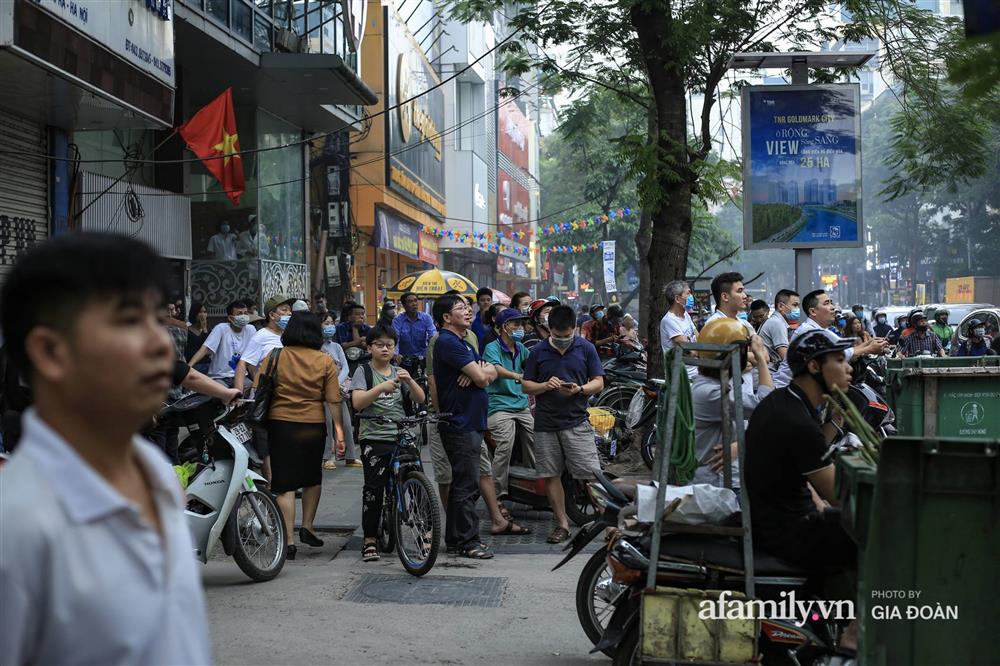 Hà Nội: Cháy nhà hàng Nét Huế trên phố Thái Hà, người dân nháo nhào bỏ chạy, giao thông ùn tắc nghiêm trọng-2