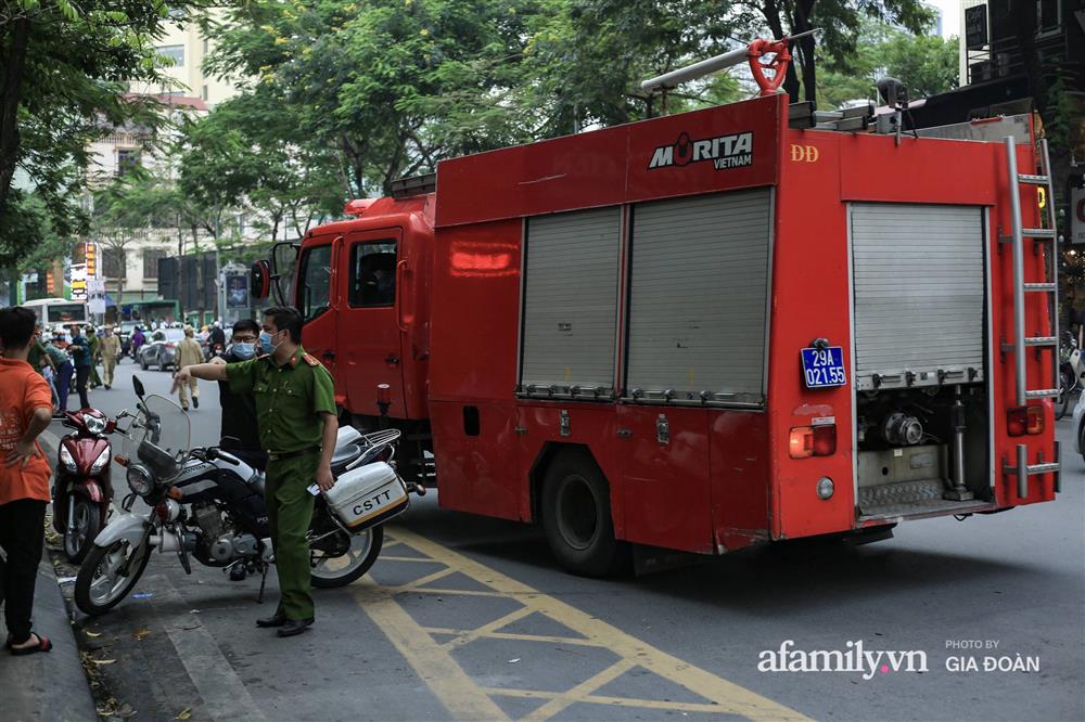 Hà Nội: Cháy nhà hàng Nét Huế trên phố Thái Hà, người dân nháo nhào bỏ chạy, giao thông ùn tắc nghiêm trọng-4