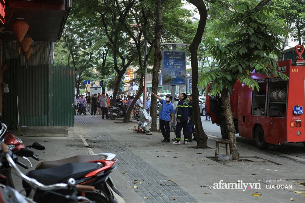Hà Nội: Cháy nhà hàng Nét Huế trên phố Thái Hà, người dân nháo nhào bỏ chạy, giao thông ùn tắc nghiêm trọng-5