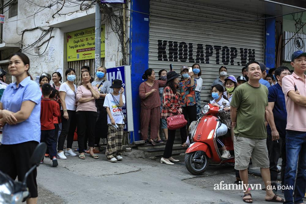 Hà Nội: Cháy nhà hàng Nét Huế trên phố Thái Hà, người dân nháo nhào bỏ chạy, giao thông ùn tắc nghiêm trọng-10