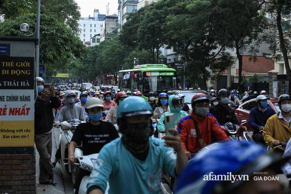 Hà Nội: Cháy nhà hàng Nét Huế trên phố Thái Hà, người dân nháo nhào bỏ chạy, giao thông ùn tắc nghiêm trọng-7