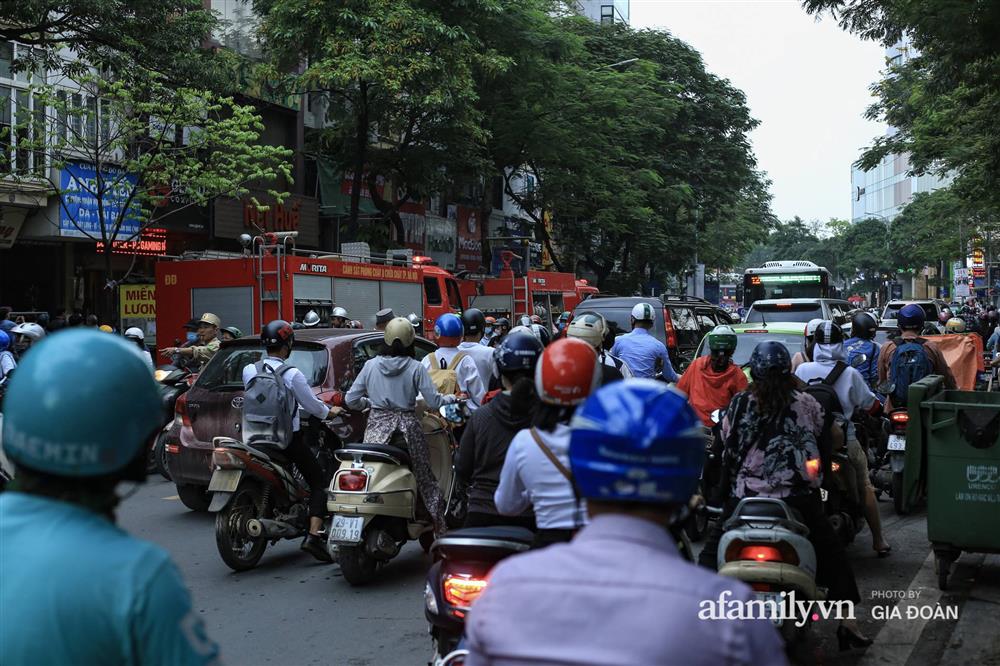 Hà Nội: Cháy nhà hàng Nét Huế trên phố Thái Hà, người dân nháo nhào bỏ chạy, giao thông ùn tắc nghiêm trọng-8