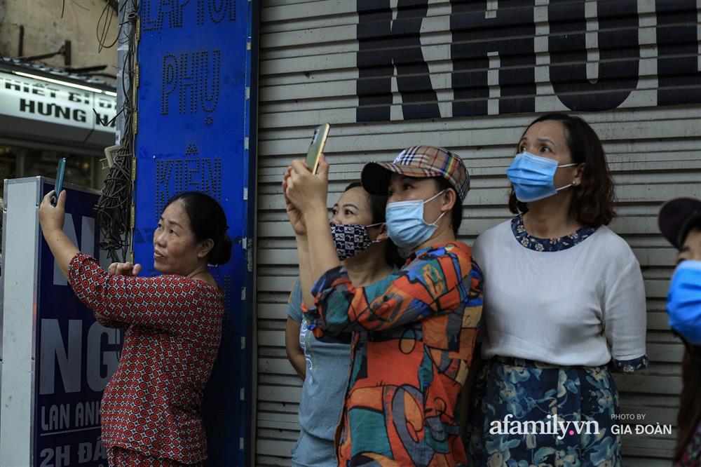 Hà Nội: Cháy nhà hàng Nét Huế trên phố Thái Hà, người dân nháo nhào bỏ chạy, giao thông ùn tắc nghiêm trọng-11