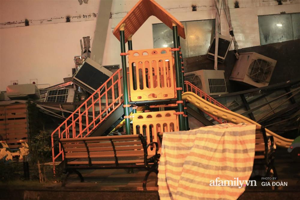 Hà Nội: Sập giàn điều hòa chung cư trong đêm, đúng vị trí sân chơi trẻ em khiến cư dân hoảng loạn-7