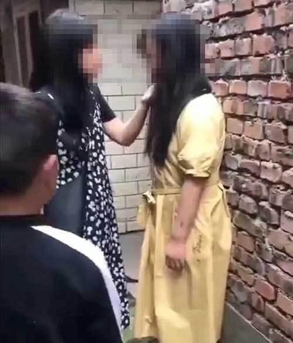 Ôm hận sau khi chia tay, người phụ nữ khủng bố mẹ vợ tình cũ bằng hoa tang vàng mã, đe dọa tình địch đến sảy thai-1