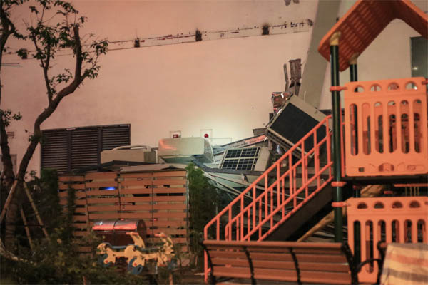 Vụ giàn cục nóng điều hòa đổ sập xuống sân chơi chung cư ở Hà Nội: Tử thần treo lơ lửng trên đầu trẻ nhỏ, chủ đầu tư bỏ chạy-12