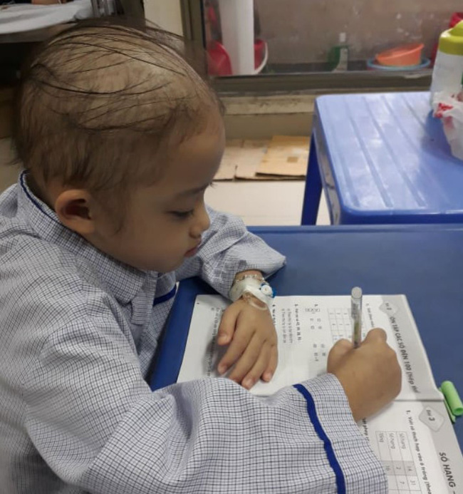 Câu hỏi xót xa của bé gái bị ung thư máu: Mẹ ơi hồi nhỏ mẹ cũng bị như con à? Mẹ cũng bị chọc tủy ạ? Có đau không?-4