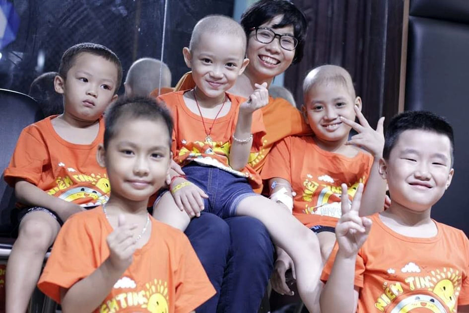 Câu hỏi xót xa của bé gái bị ung thư máu: Mẹ ơi hồi nhỏ mẹ cũng bị như con à? Mẹ cũng bị chọc tủy ạ? Có đau không?-7