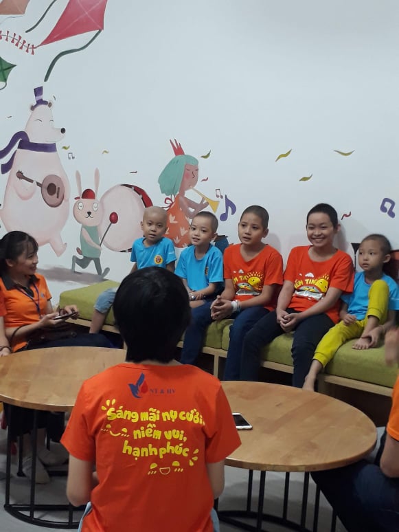 Câu hỏi xót xa của bé gái bị ung thư máu: Mẹ ơi hồi nhỏ mẹ cũng bị như con à? Mẹ cũng bị chọc tủy ạ? Có đau không?-8