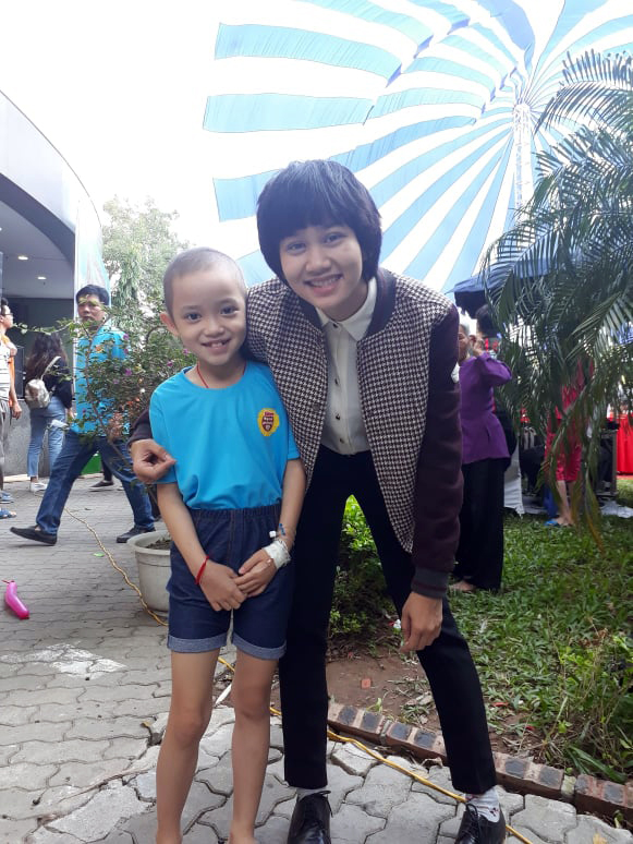 Câu hỏi xót xa của bé gái bị ung thư máu: Mẹ ơi hồi nhỏ mẹ cũng bị như con à? Mẹ cũng bị chọc tủy ạ? Có đau không?-9