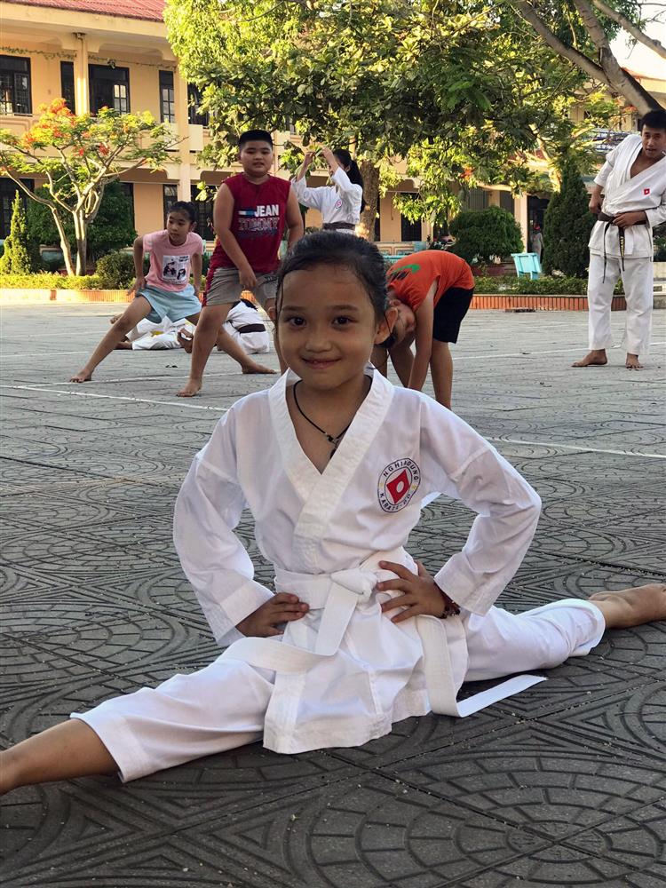 Câu hỏi xót xa của bé gái bị ung thư máu: Mẹ ơi hồi nhỏ mẹ cũng bị như con à? Mẹ cũng bị chọc tủy ạ? Có đau không?-10