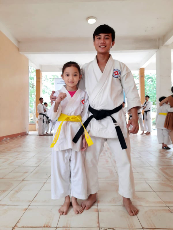 Câu hỏi xót xa của bé gái bị ung thư máu: Mẹ ơi hồi nhỏ mẹ cũng bị như con à? Mẹ cũng bị chọc tủy ạ? Có đau không?-12