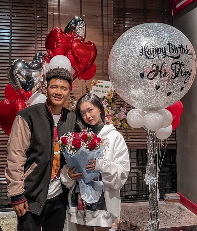 Nghe fan giục giã mong đám cưới, chàng cầu thủ mắt híp Hà Đức Chinh lại càng chăm thả thính bạn gái xinh đẹp khiến ai cũng nhấp nhổm-1