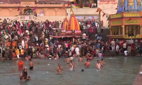 Ấn Độ: Nhân viên tổ chức phi chính phủ cúi lạy người dân, van xin họ đeo khẩu trang trước thảm họa Covid-19-6