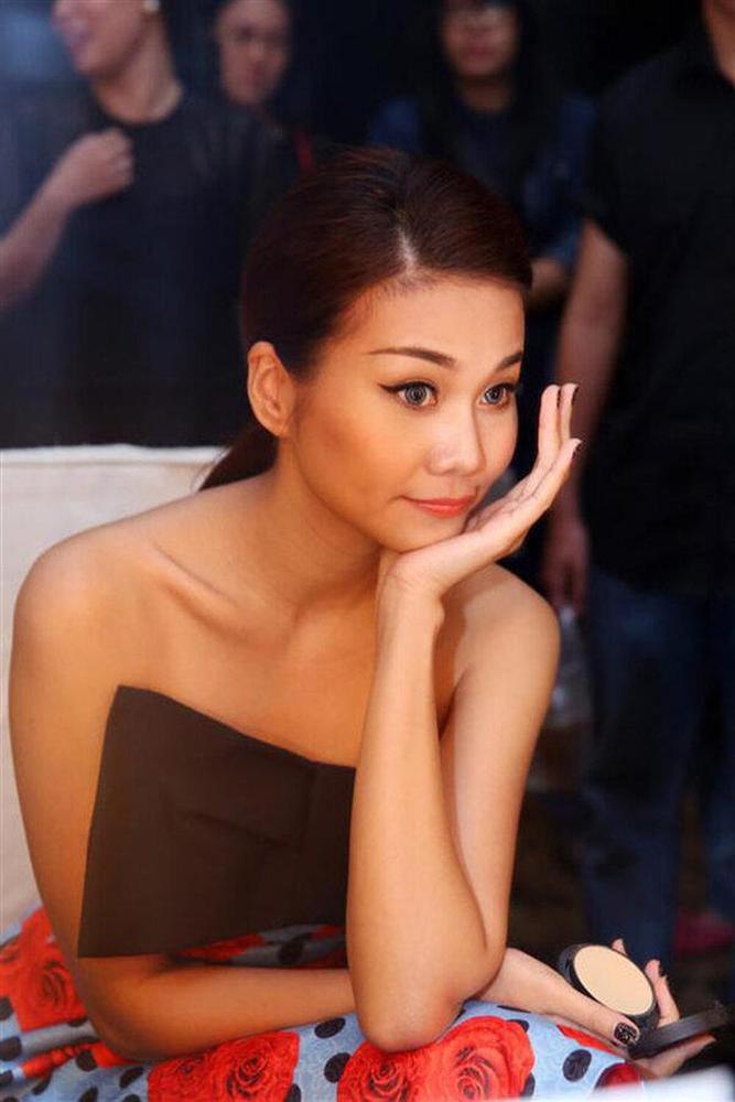 Ngọc Trinh khiến netizen khóc thét vì đeo lens giả trân-7