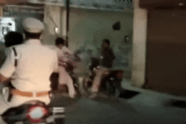 Bác sĩ Ấn Độ bị người nhà bệnh nhân rượt đuổi-1