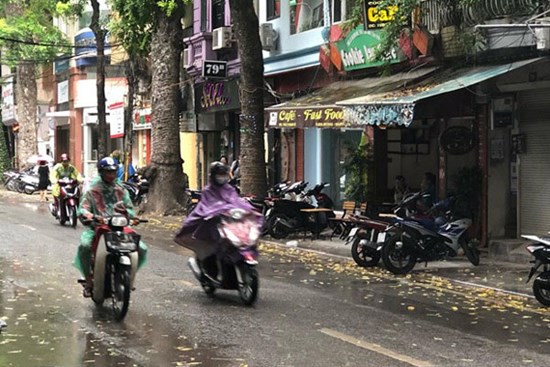 Không khí lạnh tăng cường, Hà Nội tiếp tục đón mưa lớn vào giờ tan tầm