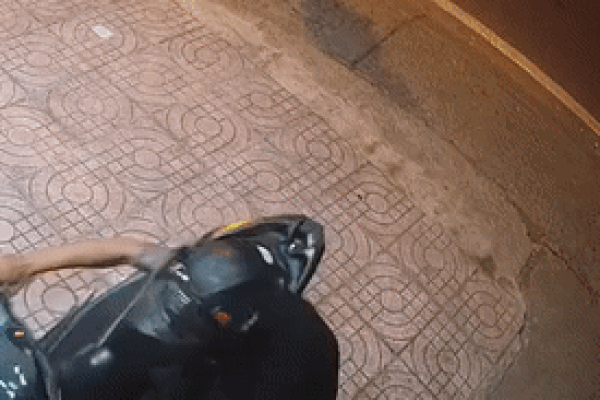 Bình Dương: Thương tâm bác sĩ bị đâm tử vong khi cố gắng ngăn cản kẻ trộm xe, công an phát thông báo truy tìm nghi phạm-4