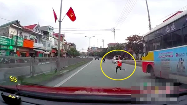 Clip: Nữ sinh lấp ló sau chiếc xe buýt rồi bất ngờ băng qua đường, cảnh tượng sau đó khiến ai nấy hãi hùng-1
