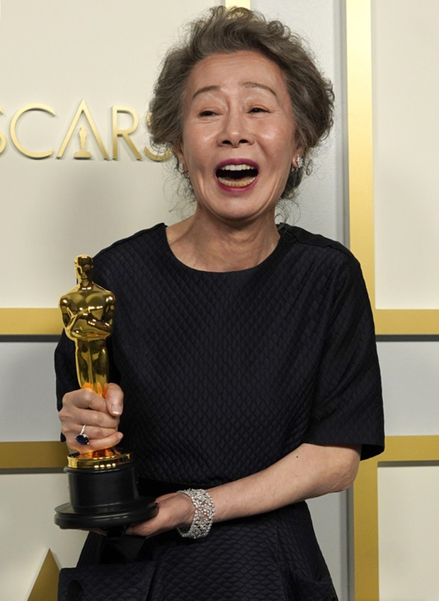 Sao Hàn 74 tuổi lập kỳ tích ở Oscar gây bão với biểu cảm xéo xắt khi trả lời lại câu hỏi về Brad Pitt: Tôi có phải là chó đâu-2