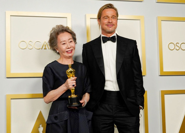 Sao Hàn 74 tuổi lập kỳ tích ở Oscar gây bão với biểu cảm xéo xắt khi trả lời lại câu hỏi về Brad Pitt: Tôi có phải là chó đâu-1