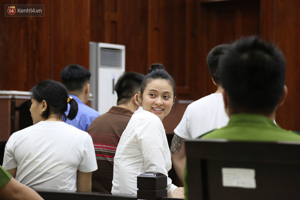 Ông trùm ma túy Văn Kính Dương cùng người tình Ngọc Miu cười tươi đến tòa, các bị cáo xin giảm nhẹ hình phạt-7