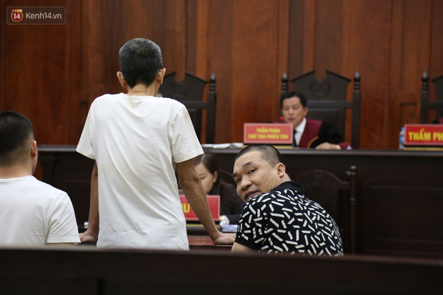 Ông trùm ma túy Văn Kính Dương cùng người tình Ngọc Miu cười tươi đến tòa, các bị cáo xin giảm nhẹ hình phạt-15