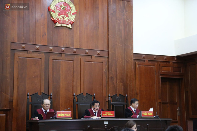 Ông trùm ma túy Văn Kính Dương cùng người tình Ngọc Miu cười tươi đến tòa, các bị cáo xin giảm nhẹ hình phạt-12