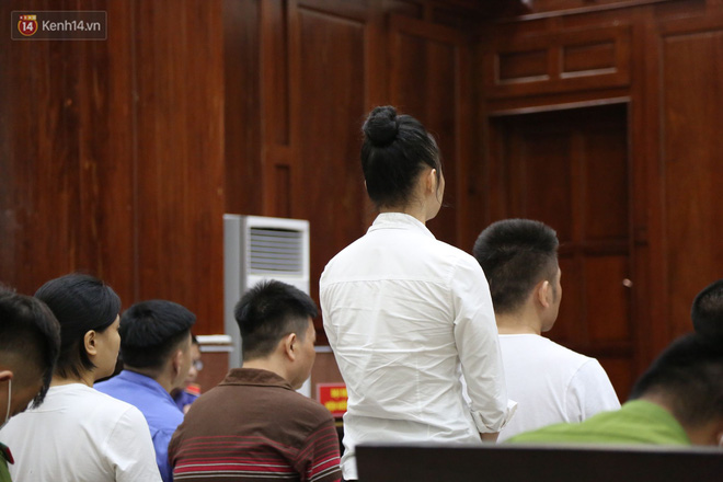 Ông trùm ma túy Văn Kính Dương cùng người tình Ngọc Miu cười tươi đến tòa, các bị cáo xin giảm nhẹ hình phạt-14