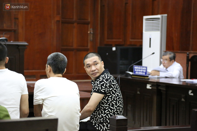 Ông trùm ma túy Văn Kính Dương cùng người tình Ngọc Miu cười tươi đến tòa, các bị cáo xin giảm nhẹ hình phạt-2