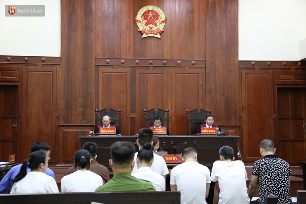 Ông trùm ma túy Văn Kính Dương cùng người tình Ngọc Miu cười tươi đến tòa, các bị cáo xin giảm nhẹ hình phạt-1