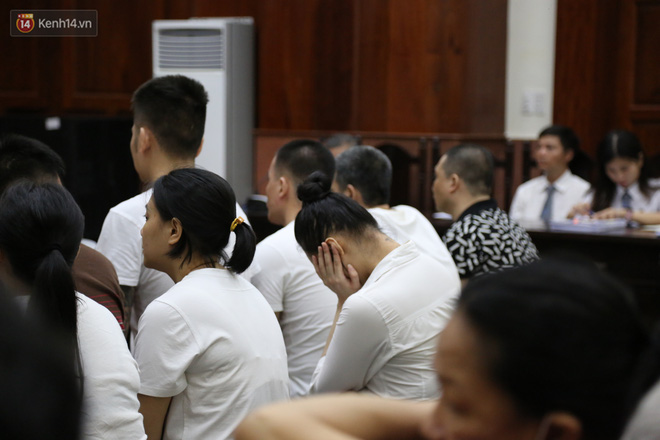 Ông trùm ma túy Văn Kính Dương cùng người tình Ngọc Miu cười tươi đến tòa, các bị cáo xin giảm nhẹ hình phạt-8