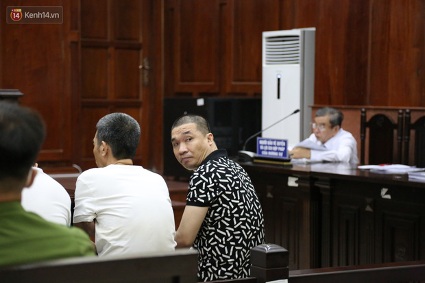 Ông trùm ma túy Văn Kính Dương cùng người tình Ngọc Miu cười tươi đến tòa, các bị cáo xin giảm nhẹ hình phạt-6