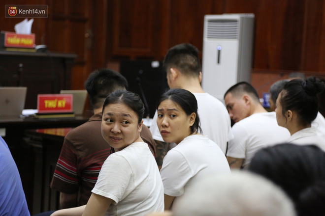 Ông trùm ma túy Văn Kính Dương cùng người tình Ngọc Miu cười tươi đến tòa, các bị cáo xin giảm nhẹ hình phạt-3