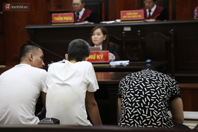 Ông trùm ma túy Văn Kính Dương cùng người tình Ngọc Miu cười tươi đến tòa, các bị cáo xin giảm nhẹ hình phạt-10