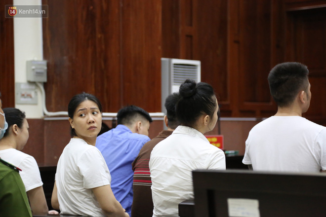 Ông trùm ma túy Văn Kính Dương cùng người tình Ngọc Miu cười tươi đến tòa, các bị cáo xin giảm nhẹ hình phạt-4
