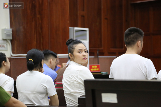 Ông trùm ma túy Văn Kính Dương cùng người tình Ngọc Miu cười tươi đến tòa, các bị cáo xin giảm nhẹ hình phạt-5