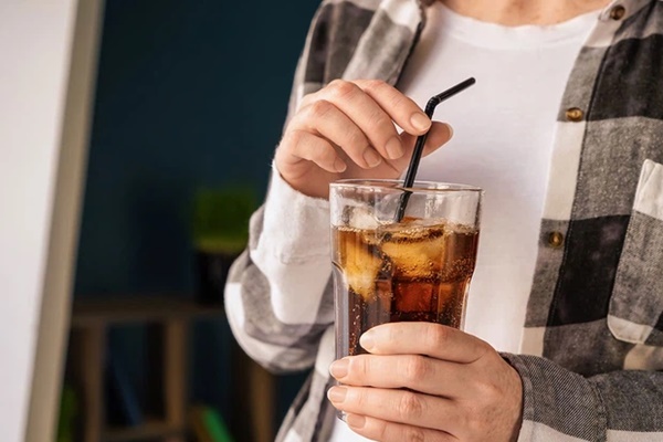 Chàng trai 15 tuổi bị suy thận nghiêm trọng, bác sĩ chỉ ra thủ phạm chính là 2 món ăn khoái khẩu của nhiều người!-4
