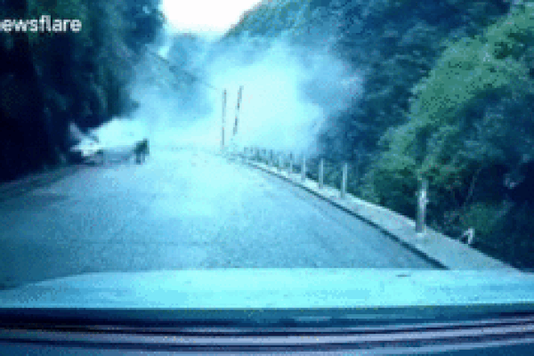 Phanh gấp bị ngã, thanh niên thoát nạn thần kỳ dưới bánh xe ben-1