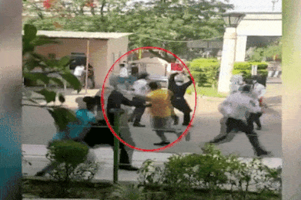 Cảnh ẩu đả hỗn loạn trước bệnh viện Ấn Độ: Người nhà bệnh nhân xông vào tấn công y bác sĩ, sự tình phía sau gây nhói lòng vô cùng-3