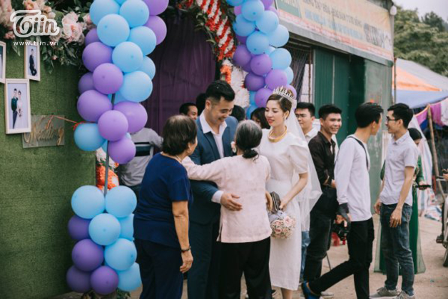 Tiễn con gái về nhà chồng, ông bố xứ Nghệ mắt rưng rưng, vừa quay lưng đã bật khóc nức nở-10